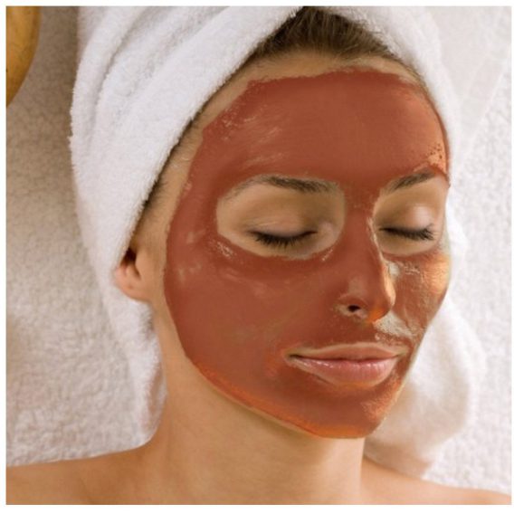 از ماسک خاک رس قرمز برای افزایش گردش خون، پاک کردن سموم پوستی،تنظیم چربی پوست،برطرف کننده لکه های پوستی،بستن منافذ باز صورت استفاده می شود.